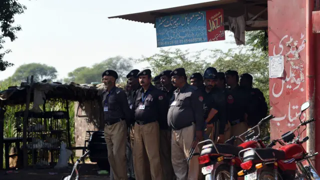 پولیس کی بھاری نفری بھی علاقے میں تعینات ہے تاکہ کوئی اور ناخوشگوار واقعہ پیش نہ آئے۔