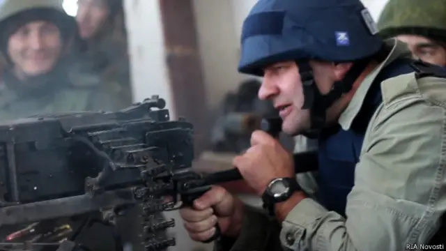 Актер Михаил Пореченков у пулемета на позиции пророссийских ополченцев в аэропорту Донецка (31 октября 2014 г.)