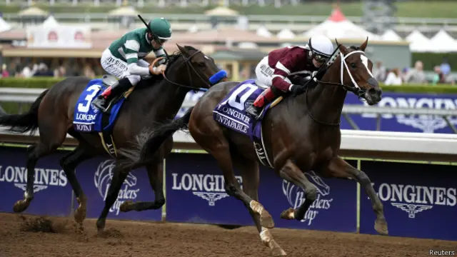 Napravnik ganó su segunda carrera de la Breeder's Cup al guiar a Untapable a la victoria teniendo siete semanas de embarazo.