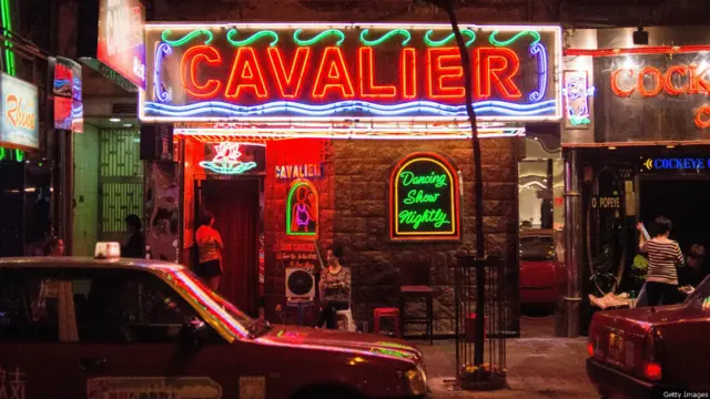 Klub-klub malam, restoran dan warung kopi menjamur di Wan Chai.