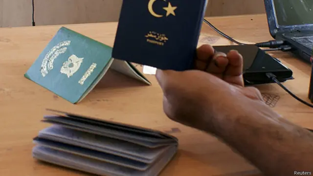 Berangkat dengan paspor asli, melintas negara lain dengan paspor palsu.