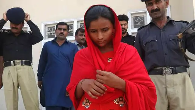 لڑکی کے والد کندن میگھواڑ کا کہنا ہے کہ ان کی بیٹی نابالغ ہے