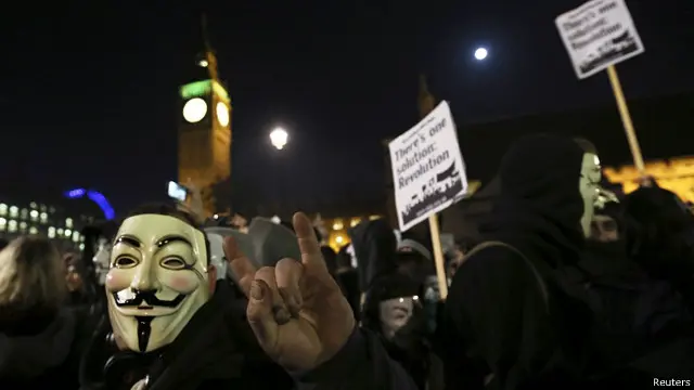 بسیاری از تظاهرکنندگان ماسک‌های نماد گروه 'ناشناس' را به صورت داشتند