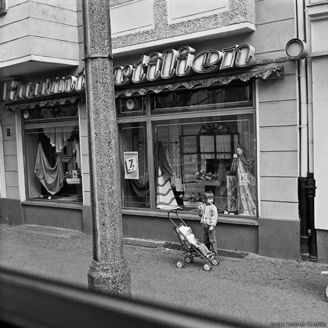 Hermanitos en vidriera de Berlín oriental
