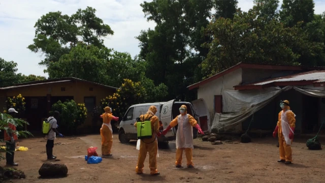 تدفین کرنے والی ٹیم کے دیگر ارکان میں زیادہ تر طالب علم ہیں۔ سکول اور یونیورسٹیاں ایبولا وائرس کے پھیلاؤ کے پیش نظر بند کردی گئی ہیں