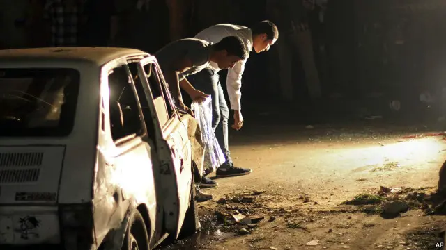 رجال الشرطة يفتشون موقع انفجار سابق (صورة من الأرشيف).