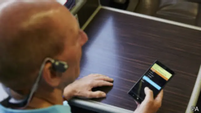 हेडसेट में मौजूद 3डी साउंड सिस्टम आस-पास की सही जानकारी देता है. 