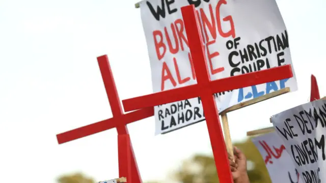 ’مقامی پولیس مقتولین کو بچانے کے لیے جائے حادثہ پر پہنچی تھی تاہم وہاں پر موجود مشتعل افراد نے پولیس کو اپنے فرائض سرانجام نہیں دینے دیے‘