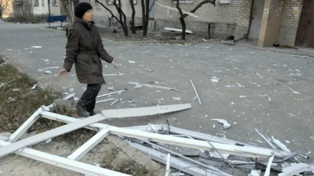 жінка в Донецьку