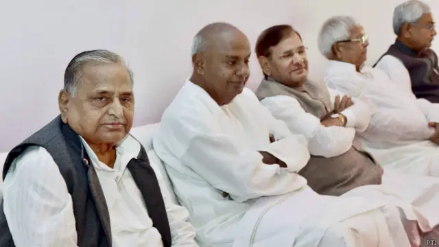 मुलायम सिंह यादव के साथ देवेगौड़ा, शरद यादव,लालू प्रसाद और नीतीश कुमार