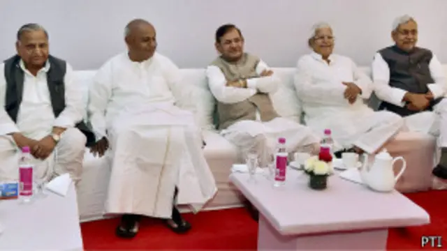 मुलायम सिंह यादव के साथ देवेगौड़ा, शरद यादव,लालू प्रसाद और नीतीश कुमार