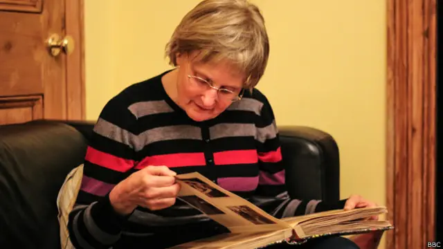 Даниэлла рассматривает альбом