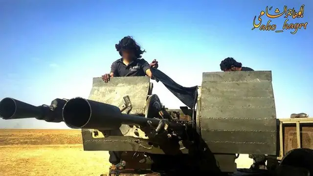 دولتِ اسلامیہ کی ویڈیو میں بچوں کو ہتھیاروں سے لیس ایک بکتر بند گاڑی پر بیٹھے دکھایا گیا ہے 