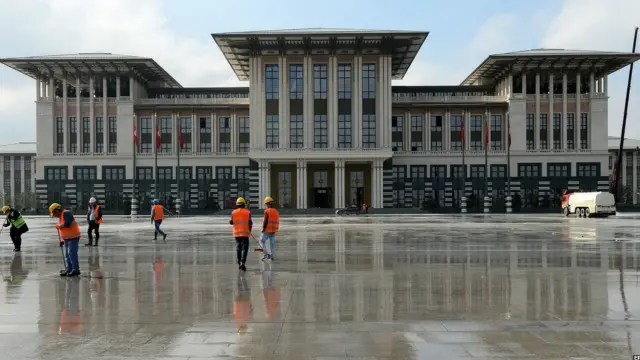 ترکی کے سب سے بڑے شہر استنبول کا ہوائی اڈہ دنیا بھر کے بڑے ہوائی اڈوں میں شمار ہوتا ہے اور ترکی کی فضائی کمپنی کی پروازیں کسی بھی دوسرے ملک کی فضائی کمپنی سے زیادہ ملکوں کو جاتی ہیں