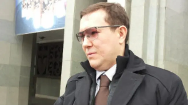 Юбилейлик чоң жыйынга Турдакун Усубалиев өзү келген жок. Элди небереси Эрмек Усубалиев күзөтүп турду