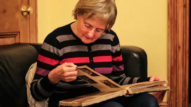 丹妮拉·瓦尔特翻看旧照