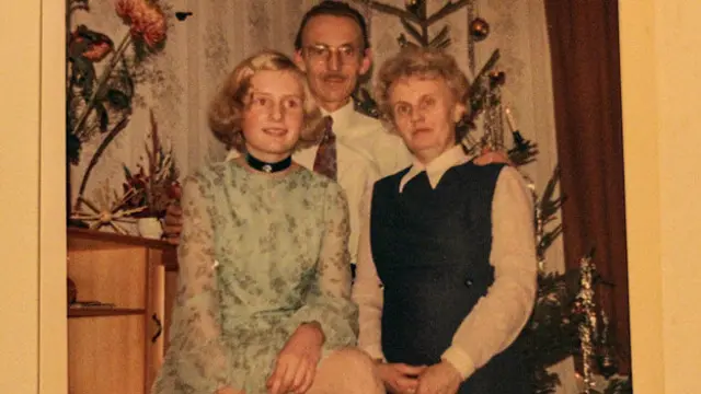 丹妮拉与父母的合照