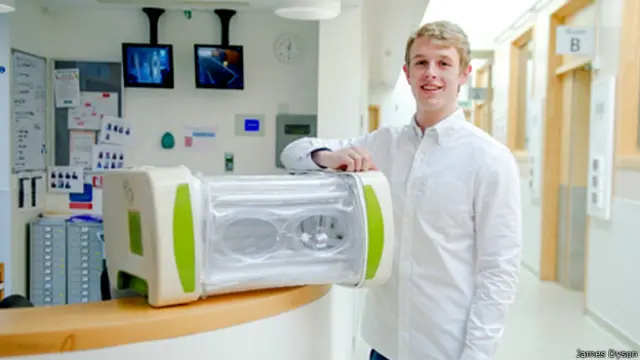 Ganador del premio James Dyson de ingeniería 2014 junto a su proyecto Mom, una incubadora inflable
