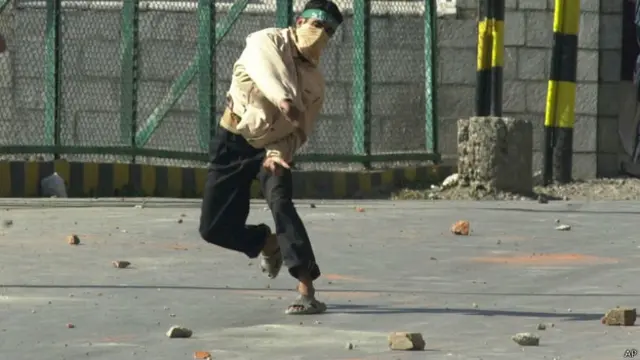 कश्मीर में पत्थरबाज़ी करता एक युवक