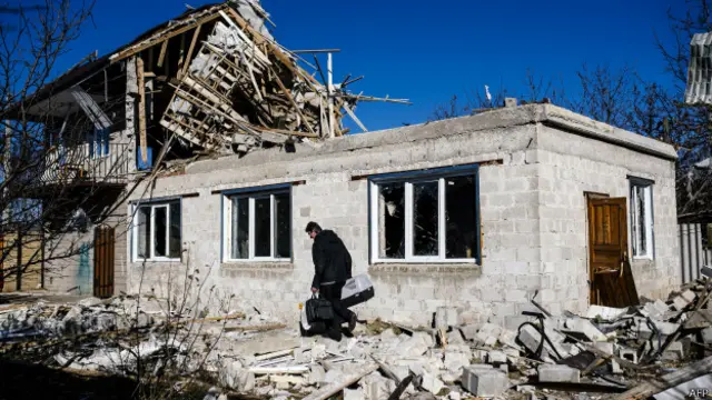 Разрушенный дом в Донецке