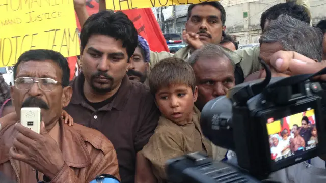 مختار اٹھوال اور ان کے خاندان نے بدھ کو لاہور میں پریس کلب کے باہر احتجاجی مظاہرہ کیا