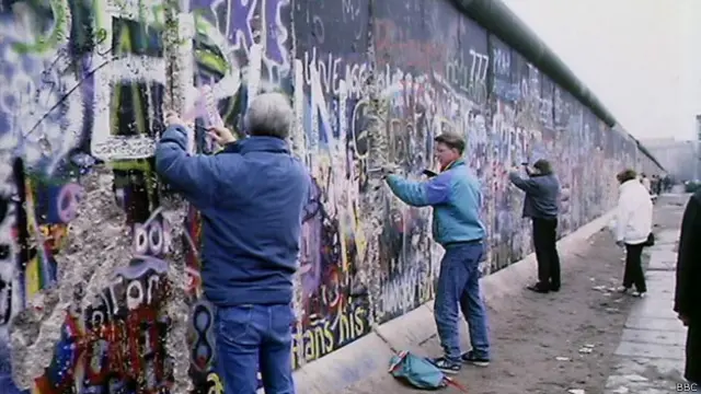 Берлинскую стену разбирают на сувениры (1989 г.)