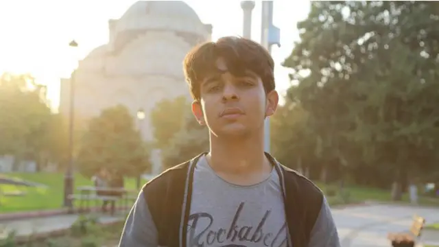 Mohamed mencoba mengingatkan adiknya tapi justru diancam dibunuh.