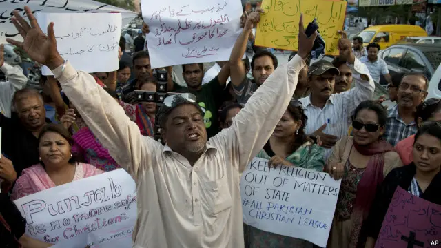 مبصرین سوال اٹھا رہے ہیں کہ اگر ریاست عوام کے بنیادی حقوق کی محافظ ہے تو کیا اس پر توجہ دینے کی ضرورت تو نہیں؟