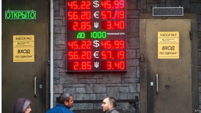 自今年夏天以来，石油价格下降了四分之一，而卢布比价自一月份以来下跌了40%左右。