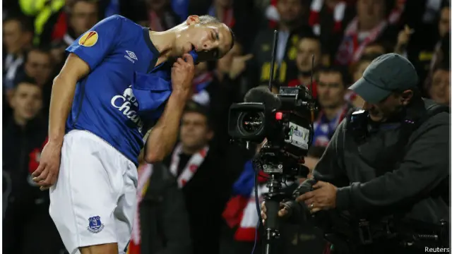 Leon Osman merayakan golnya untuk Everton secara unik.