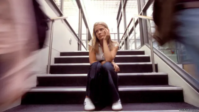 Joven deprimida en una escalera