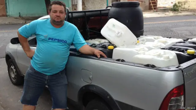 Morais, vendedor de galões / Crédito: BBC Brasil