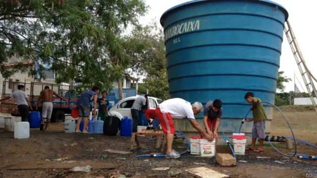 Moradores na caixa d'água em Itu / Crédito: BBC Brasil
