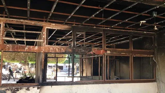 El palacio municipal de Iguala fue incendiado por manifestantes.