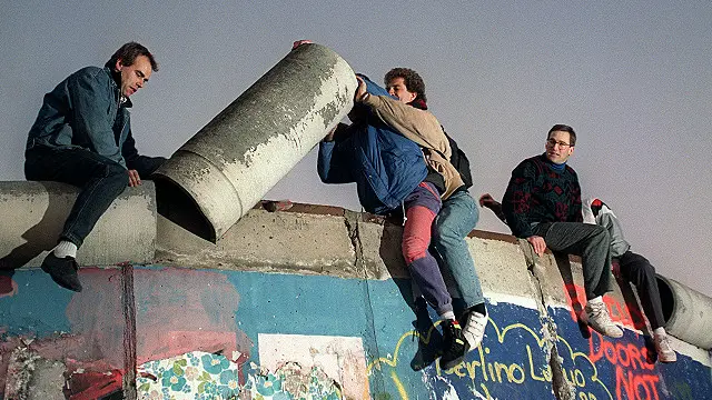 এই প্রাচীর ছিল কমিউনিস্ট পূর্ব ইউরোপ আর গণতান্ত্রিক পশ্চিম ইউরোপকে ভাগ করে রাখা এক দেয়ালের প্রতীক