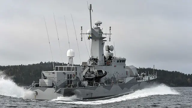 La corbeta sueca HMS Stockholm patrulla en Jungfrufjarden