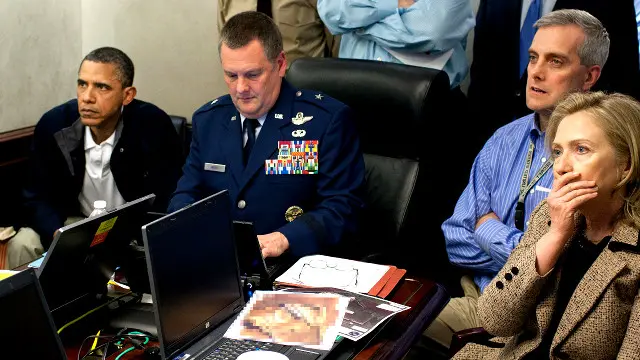 امریکی صدر اوباما اپنے سٹاف کے ساتھ وائٹ ہاؤس میں اسامہ بن لادن کے خلاف کیا جانے والا آپریشن دیکھ رہے ہیں