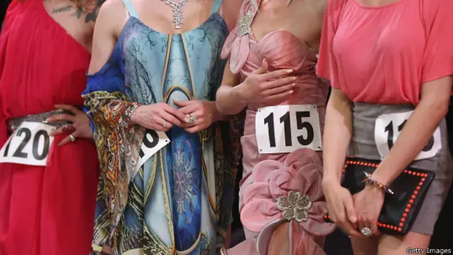 Sejumlah negara melarang laki-laki berpakaian perempuan dan sebaliknya.