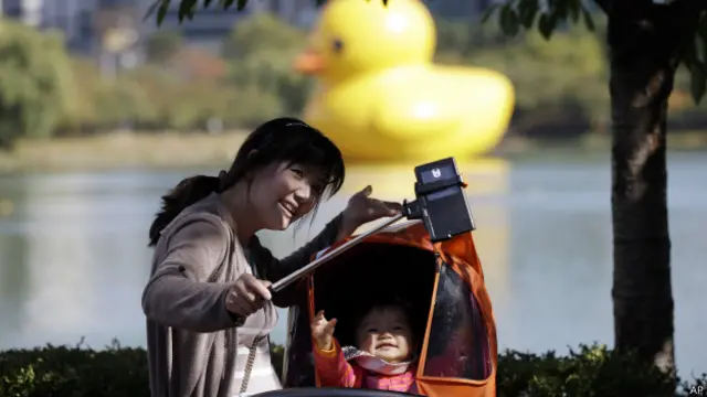 Mãe tira foto com o bebê