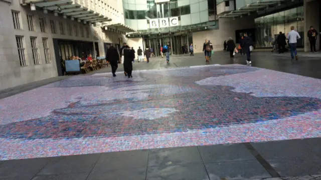 BBC大楼前的人们