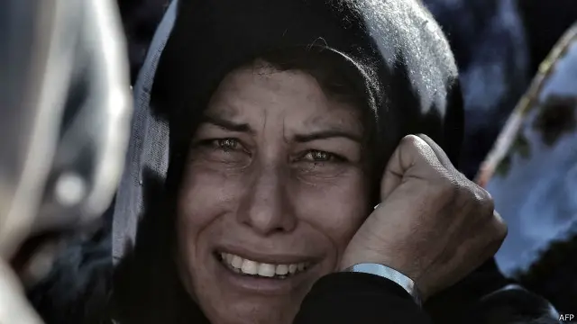 نازحة تبكي مقاتل كردي قتل خلال المواجهات مع مسلحي تنظيم الدولة الإسلامية.