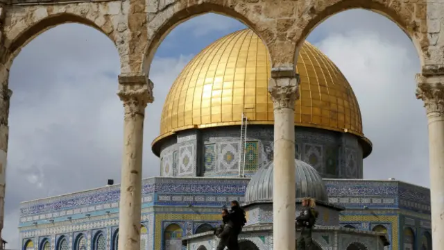 فلسطیني رسني وايي، اسرائیلي ځواکونه اقصی جومات ته ننوتي دي