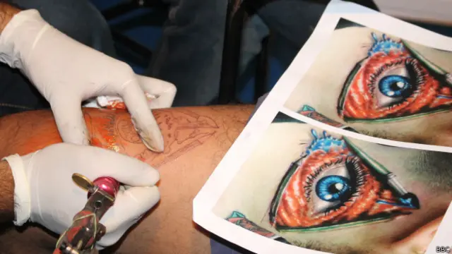 टैटू कलाकार