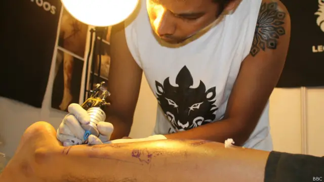 टैटू कलाकार