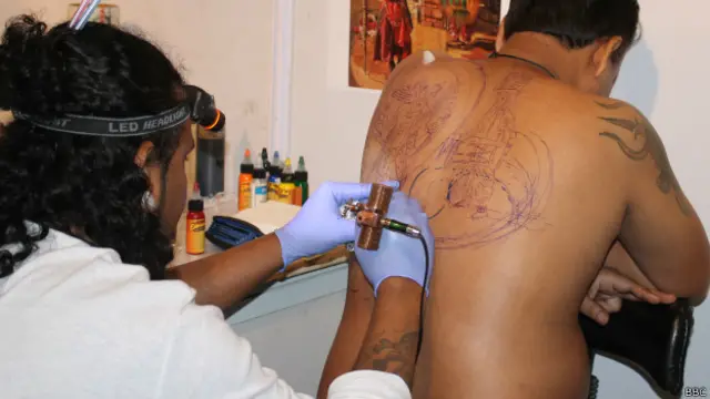 टैटू कलाकार