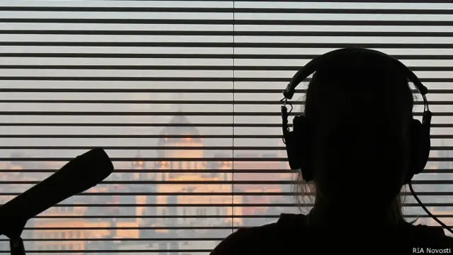 Плющев был ведущим эфира о событиях в донецком аэропорту, после которого Роскомнадзор вынес предупреждение "Эху Москвы"