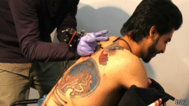 टैटू कलाकार