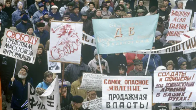 С такими плакатами москвичи прошли по Садовому кольцу 7 ноября 1989 года во время первого санкционированного альтеративного официальным торжествам шествия, организованного тогда еще самодеятельными общественно-политическими организациями