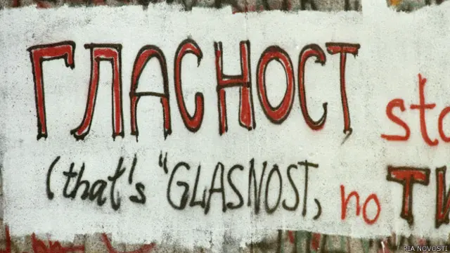 Одна из первых граффити на Берлинской стене