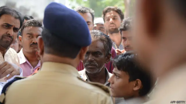 علاقے کے تھانہ انچارج کے مطابق تفتیش جاری ہے لیکن ابھی کوئی گرفتاری عمل میں نہیں آئی ہے